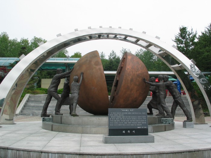 Statue at the entrance of the 3rd Tunnel