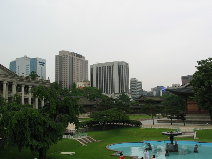 Deoksugung palace: The fountain